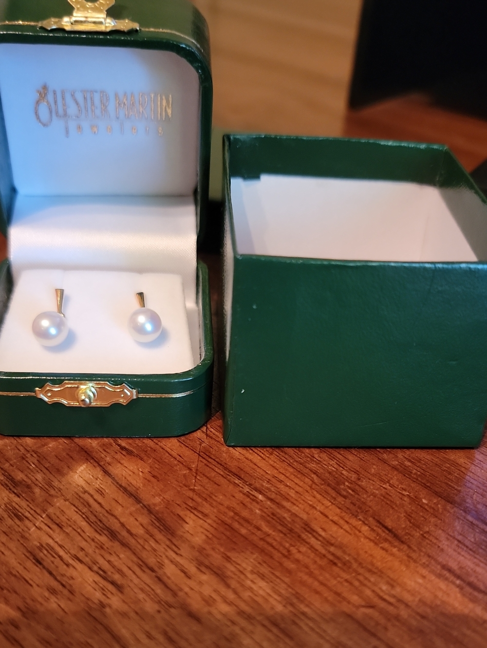 Lester Martin White Pearl Stud Dangling Earrings —